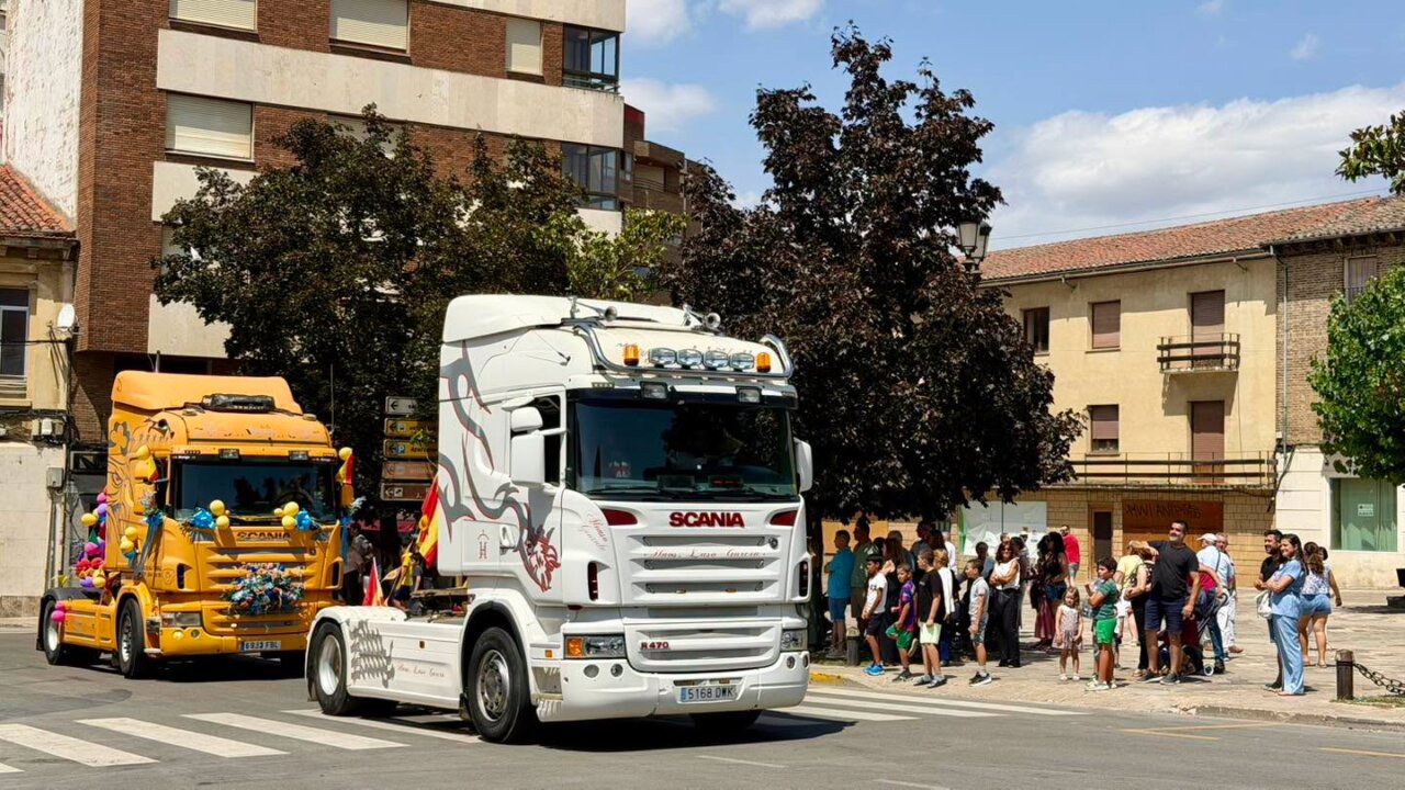 Desfile de camiones decorados durante las fiestas de San Cristóbal en Saldaña
