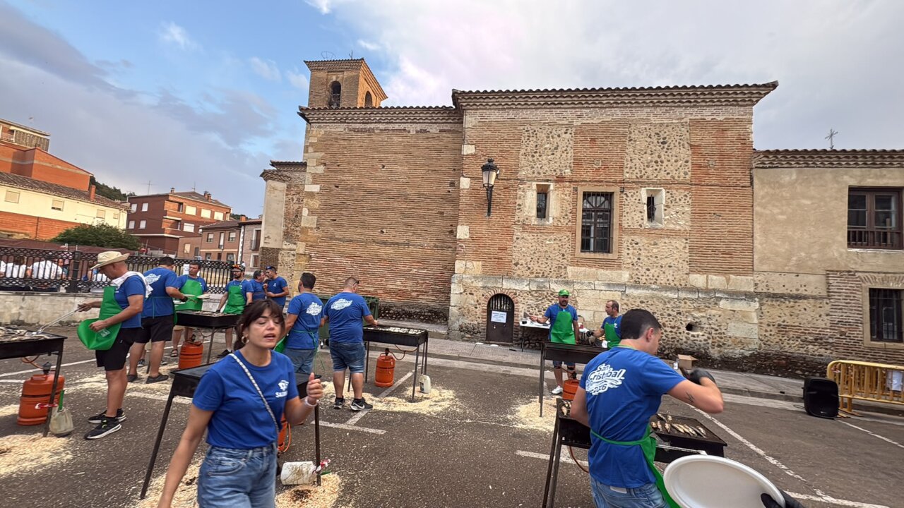 Participantes en la parrillada popular durante las fiestas de San Cristóbal en Saldaña.