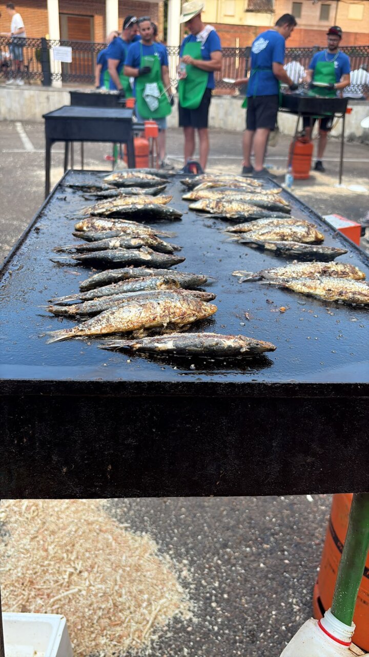 Preparación de sardinas en la parrillada de las fiestas de San Cristóbal en Saldaña