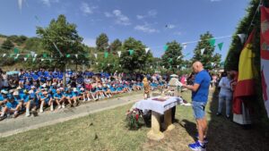 Celebración de las fiestas de San Cristóbal en Saldaña con asistentes y decoración