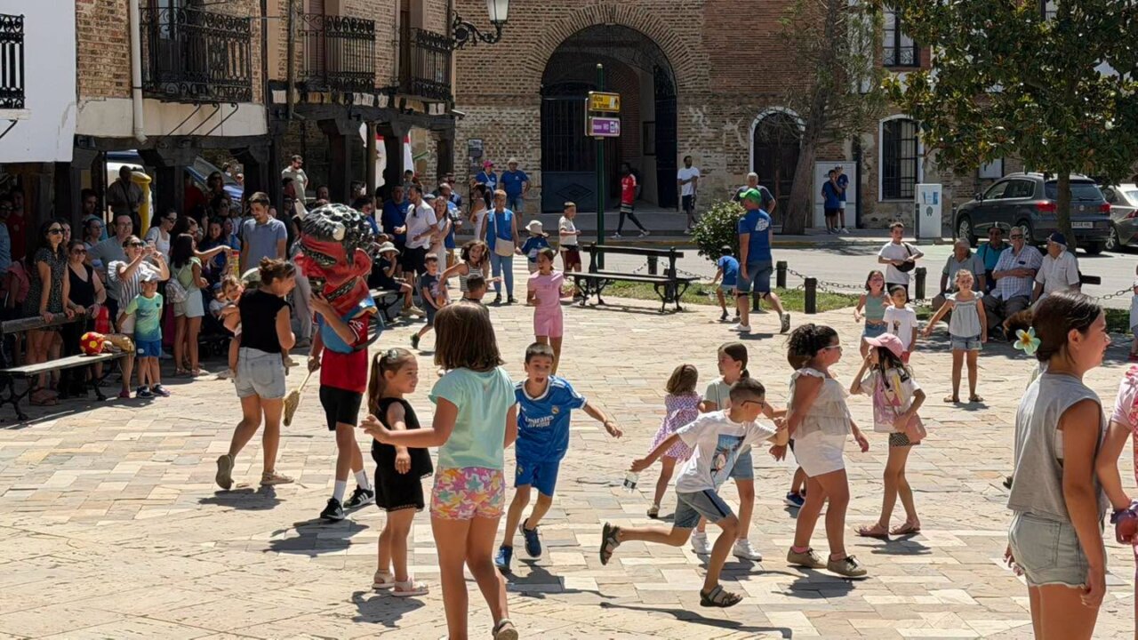Niños disfrutando de las fiestas de San Cristóbal en Saldaña