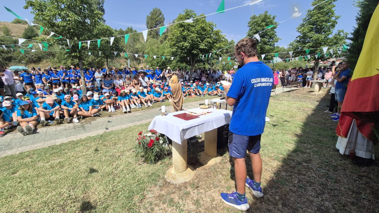 Celebración de las fiestas de San Cristóbal en Saldaña con asistentes y decoraciones.