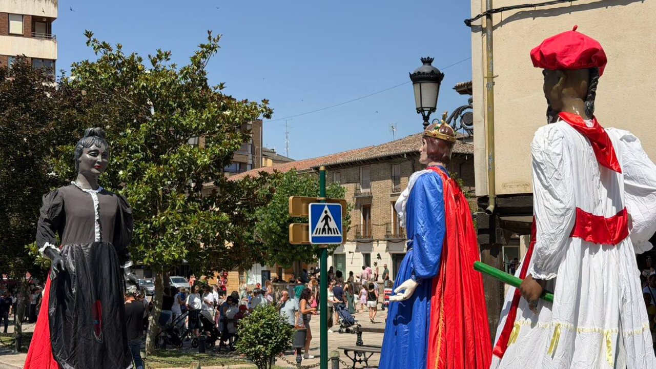 Gigantes y cabezudos en las fiestas de San Cristóbal en Saldaña