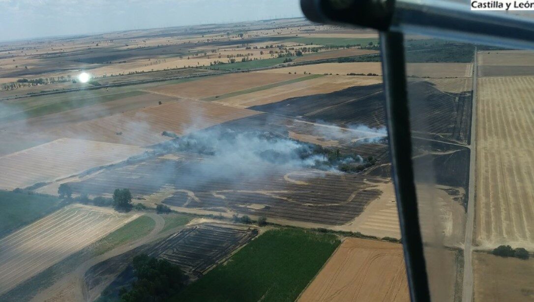 Vista aérea de un incendio forestal en Barcenilla de Pisuerga