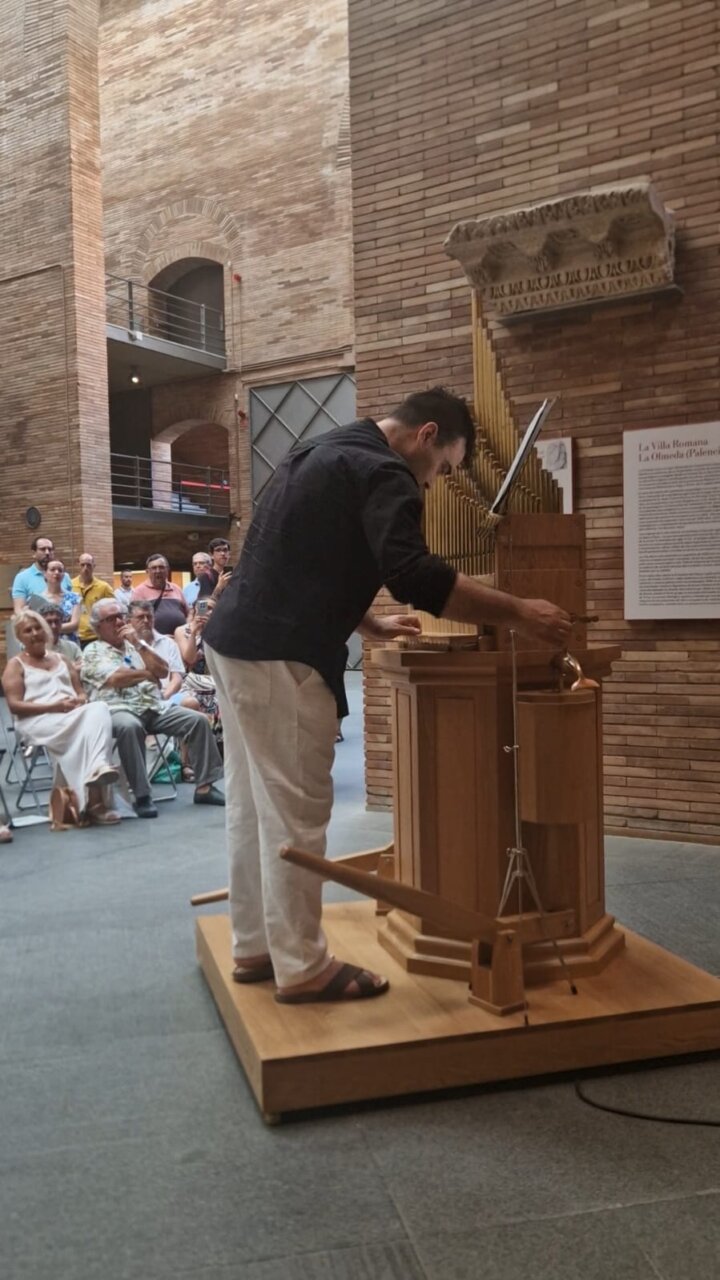 Músico tocando el hydraulis en el Museo Nacional de Arte Romano