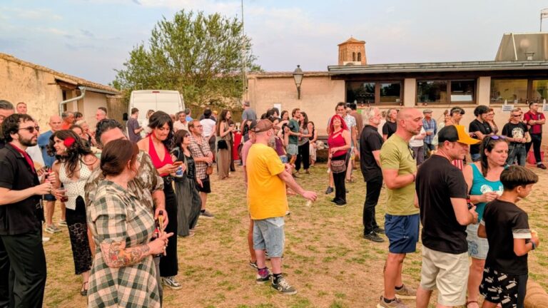 Asistentes disfrutando del festival ArtNature en Boada de Campos