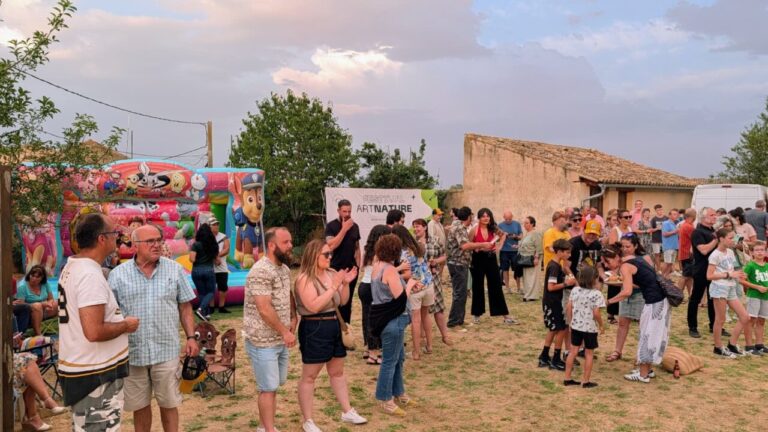 Asistentes disfrutando del festival ArtNature en Boada de Campos