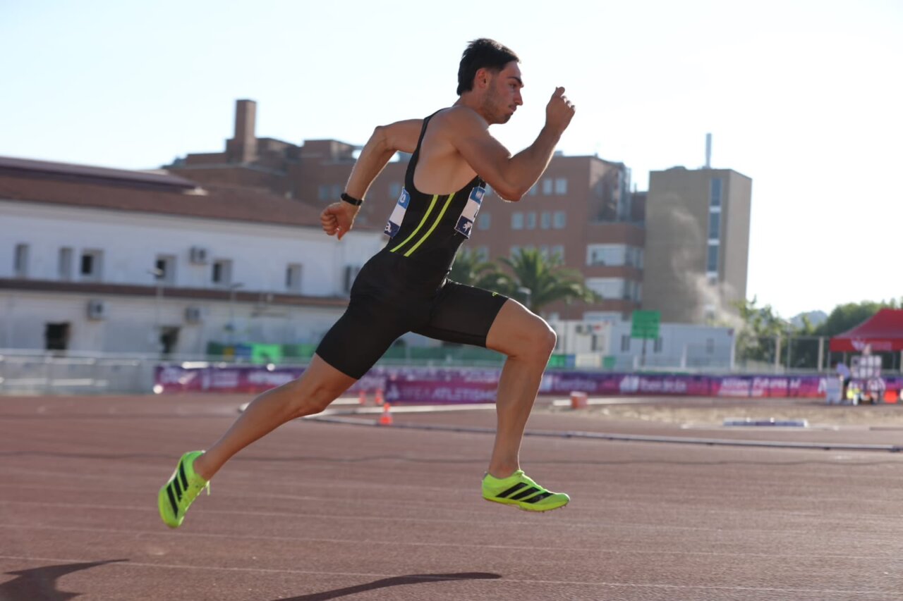 Atleta corriendo en la pista durante el Campeonato de España Sub-23.