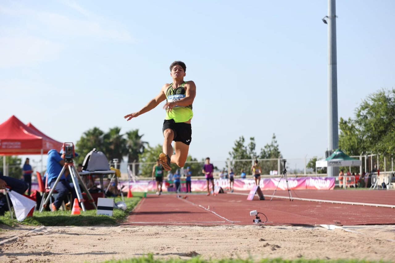 Atleta en pleno salto en el Campeonato de España Sub-23 de atletismo