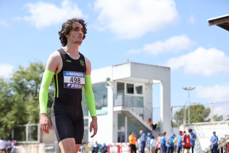 Atleta en competición de salto en el Campeonato de España Sub-23