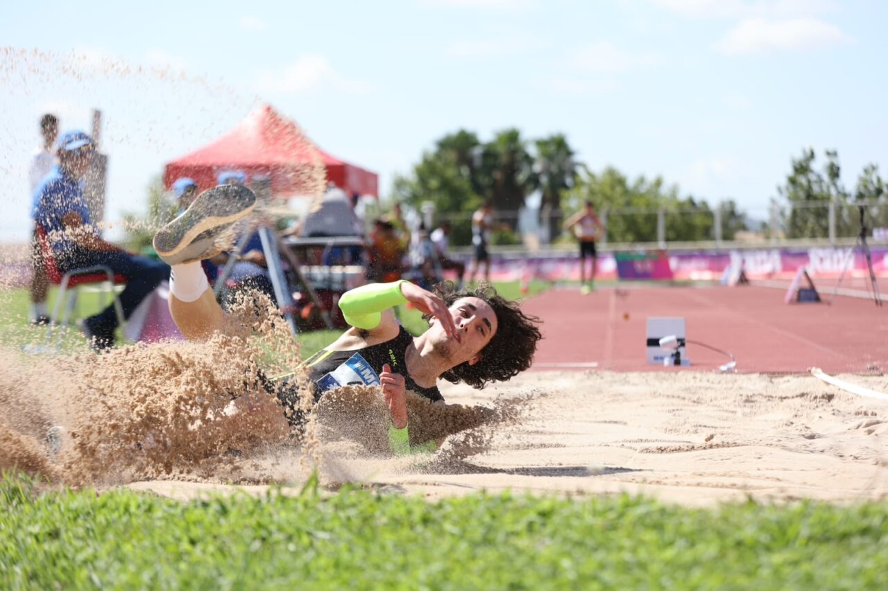 Atleta en la prueba de salto de longitud durante el campeonato Sub-23