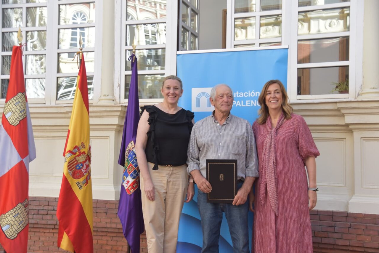 Tres personas posando en un evento sobre viviendas de alquiler social en Palencia