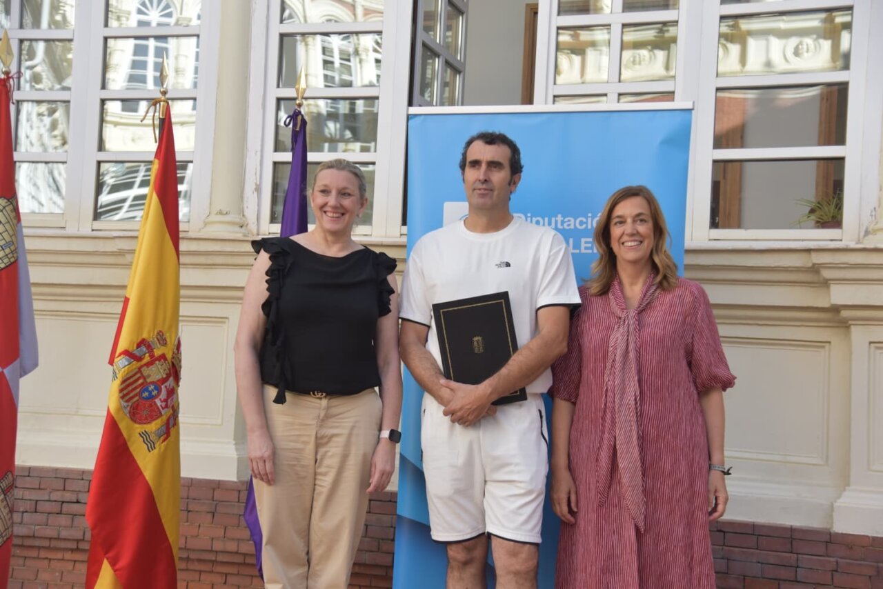 Tres personas posando en un evento relacionado con vivienda social
