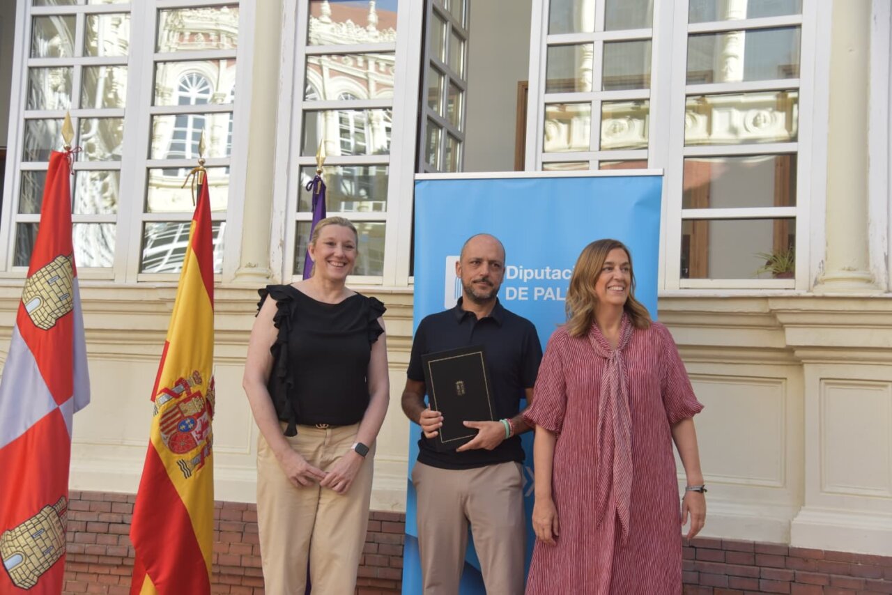 Representantes de la Junta y Diputación en la firma del programa Rehabitare