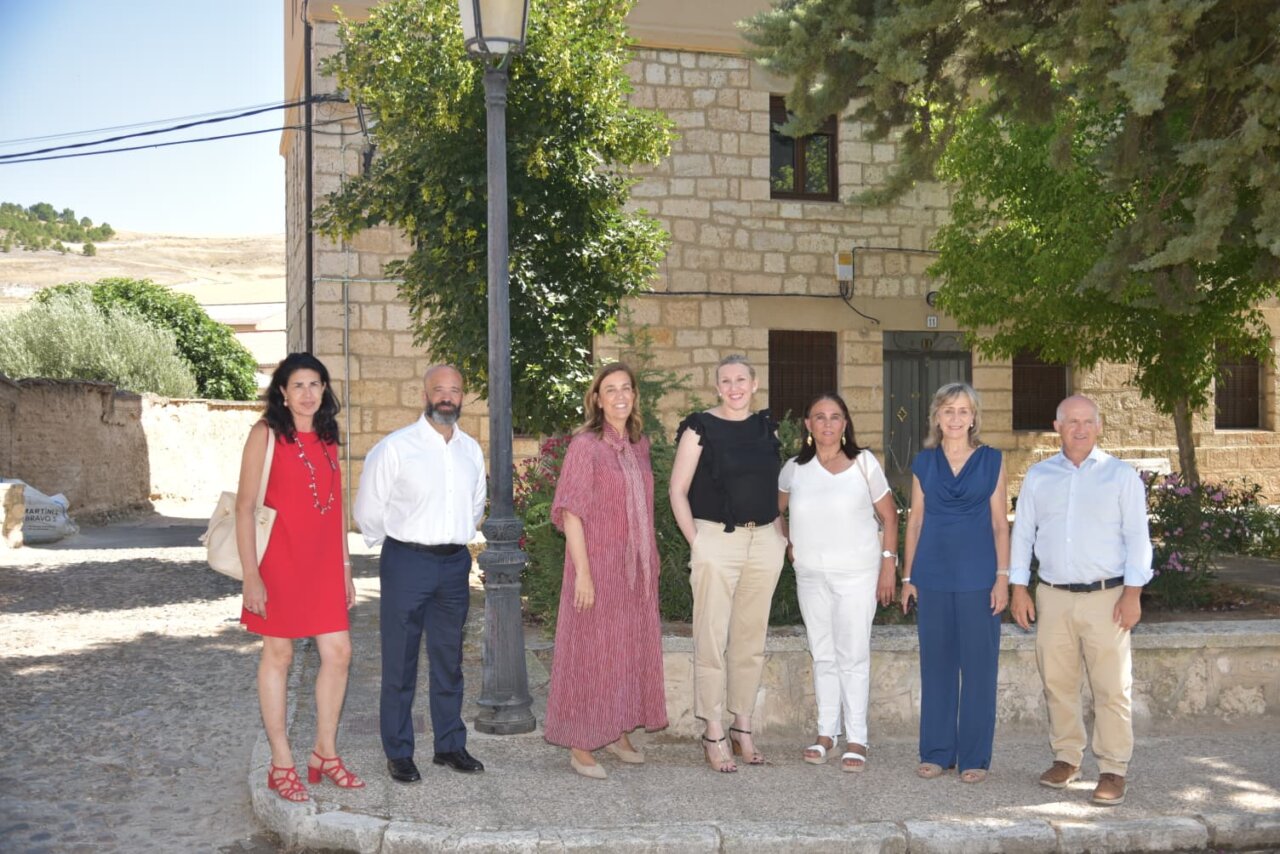 Grupo de personas en una visita a una vivienda rehabilitada en Palencia