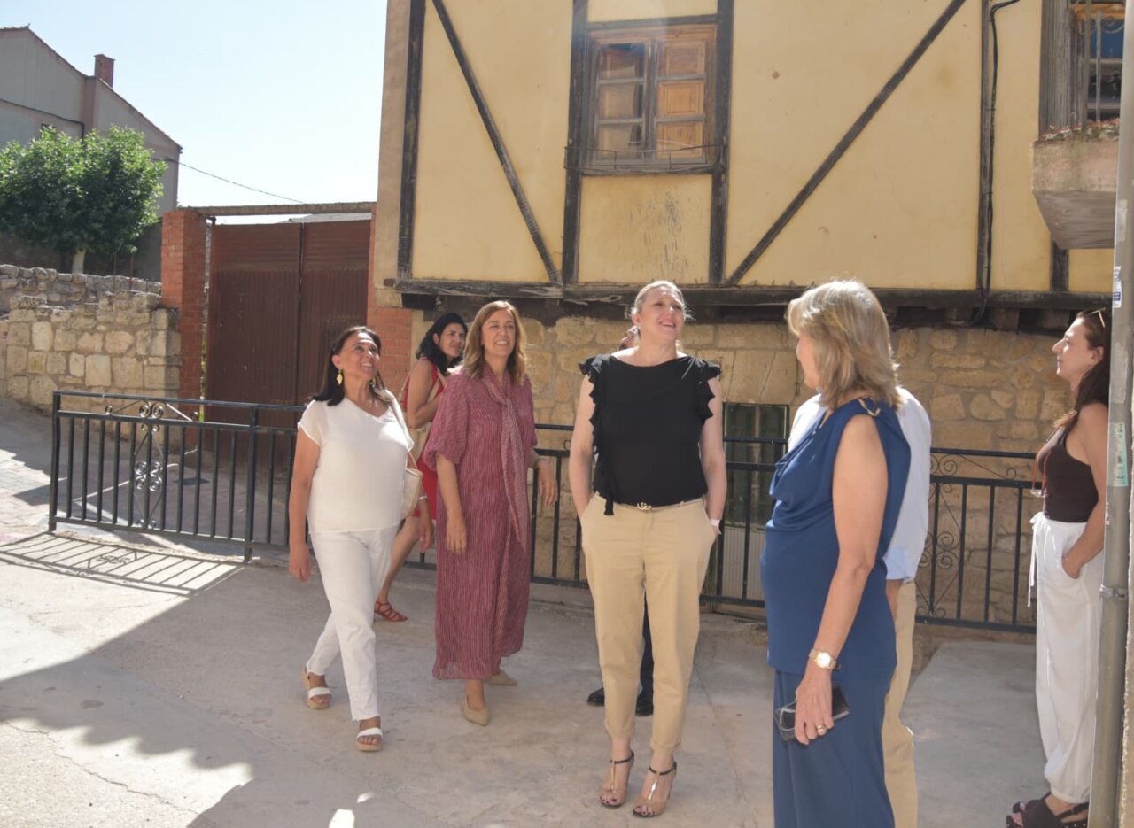 Grupo de personas en una visita a viviendas rehabilitadas en Palencia