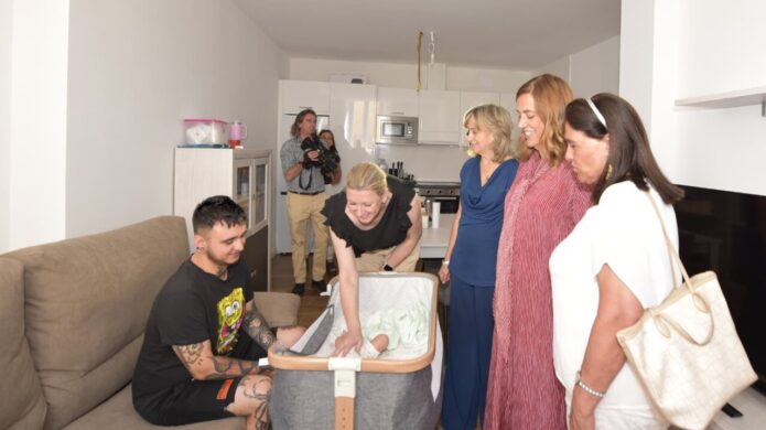 Visita a una vivienda rehabilitada para alquiler social en Palencia