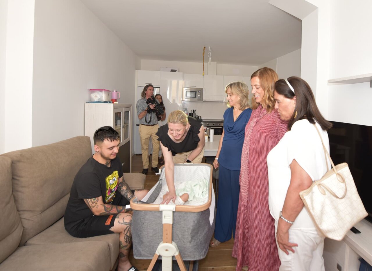 Visita a una vivienda rehabilitada para alquiler social en Palencia