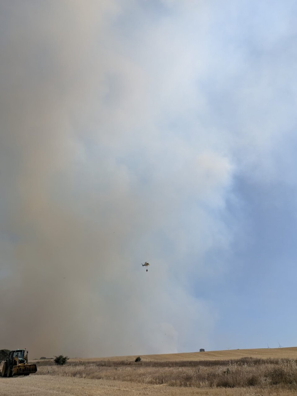 Helicóptero sobrevolando un incendio forestal en Valdeolmillos