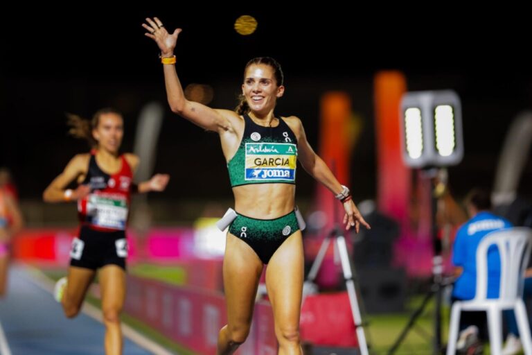 Marta García celebrando su victoria en la carrera de 5000 metros