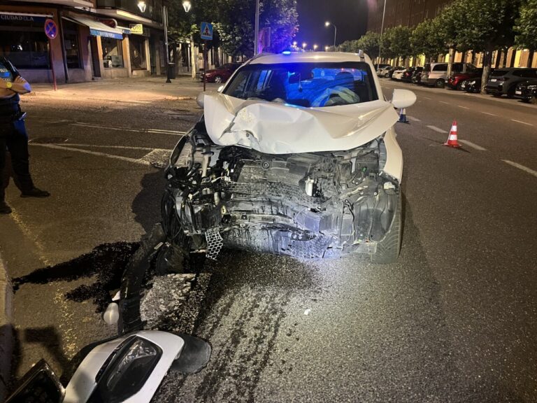 Vehículo dañado tras un accidente en la avenida Simón Nieto de Palencia