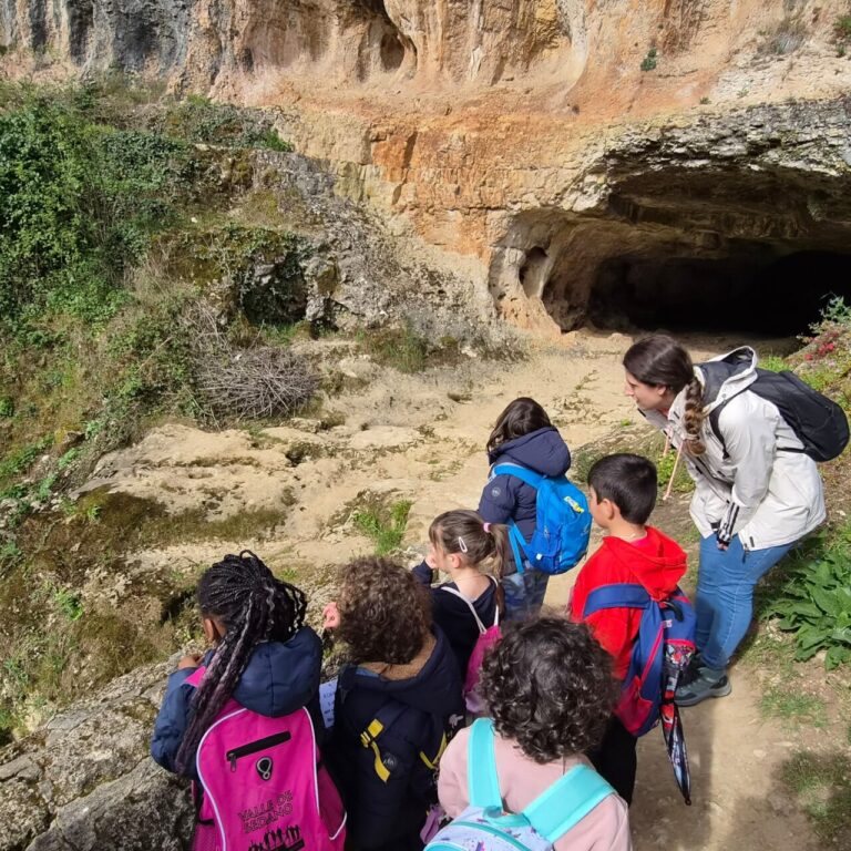 Estudiantes observando el Geoparque Las Loras con un guía