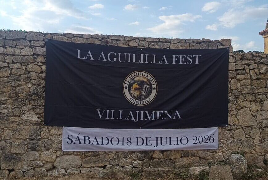 Banner del Aguililla Fest en Villajimena con fondo de cielo nublado