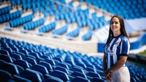 Ainoa Campo posando en el estadio de la Real Sociedad