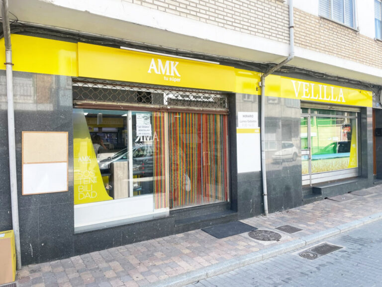 Fachada del supermercado AMK en Velilla del Río Carrión