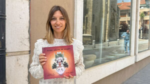 Anabel Martín sosteniendo su libro Antón aliento de dragón en la calle