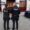 Dos agentes de la Policía Nacional en Palencia observando un vehículo policial.