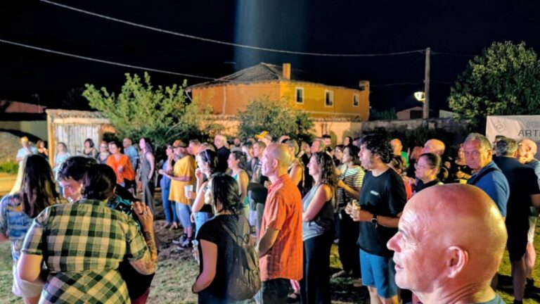 Multitud disfrutando del festival ArtNature en Boada de Campos