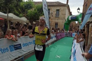Competidor del triatlón olímpico en Astudillo cruzando la meta