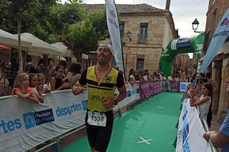 Competidor del triatlón olímpico en Astudillo cruzando la meta