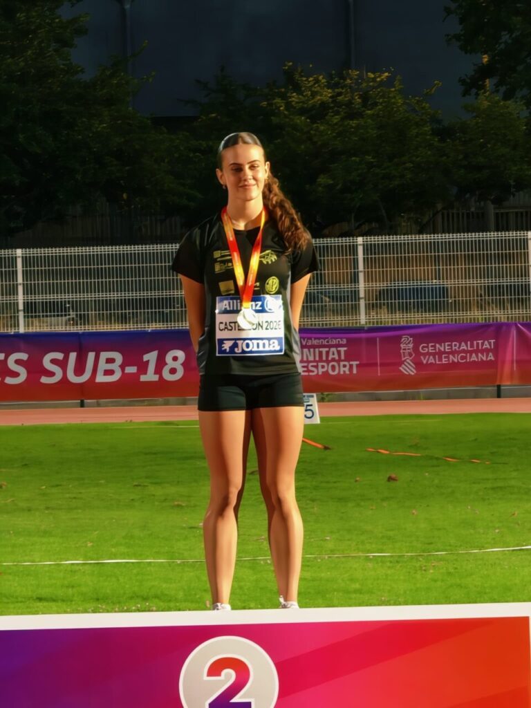 Atleta en podio con medalla en campeonato de Castellón 2026