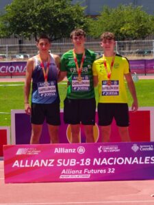 Tres atletas posando con medallas en el evento Allianz Sub-18 Nacionales