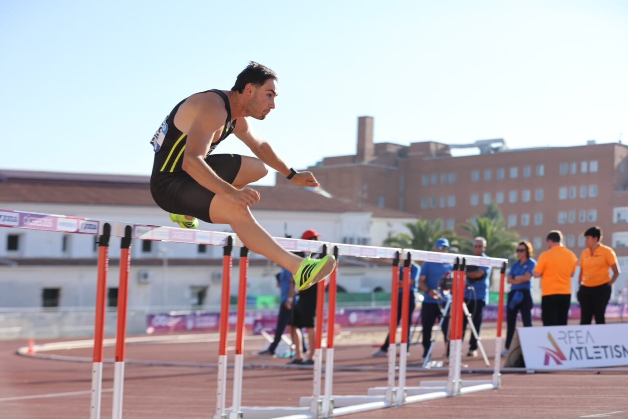 Atleta saltando sobre vallas en el Campeonato de España Sub-23