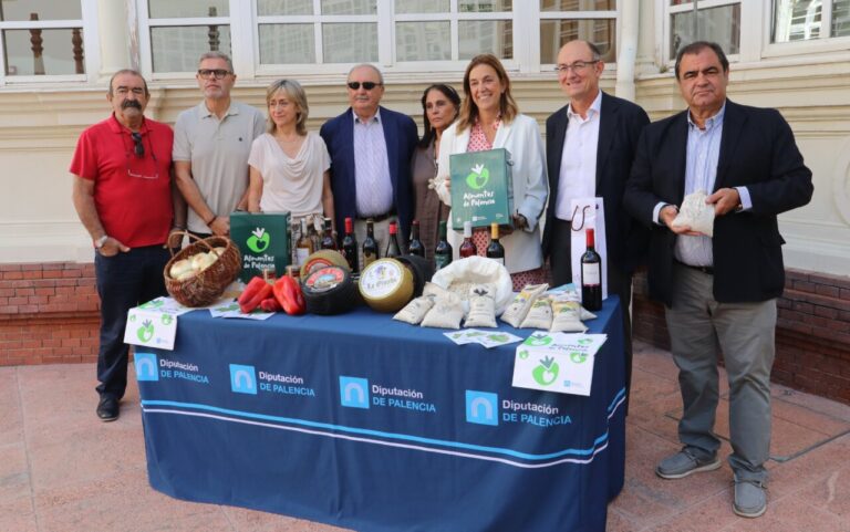 Representantes de la Diputación de Palencia con productos agroalimentarios
