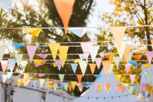 Banderines de colores colgados en un evento festivo al aire libre