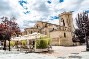 Terraza de la Barra de Villoldo con vistas a un edificio histórico