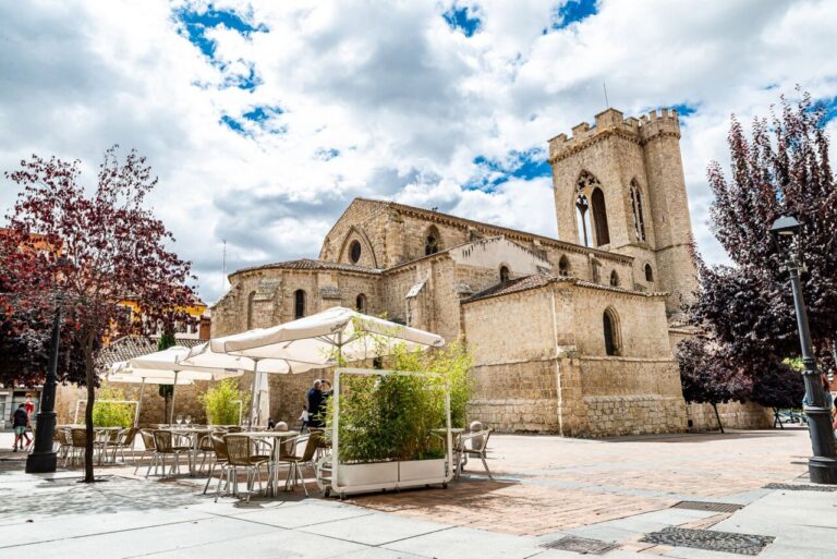 Terraza de la Barra de Villoldo con vistas a un edificio histórico