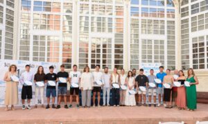 Grupo de deportistas de Palencia con diplomas de becas