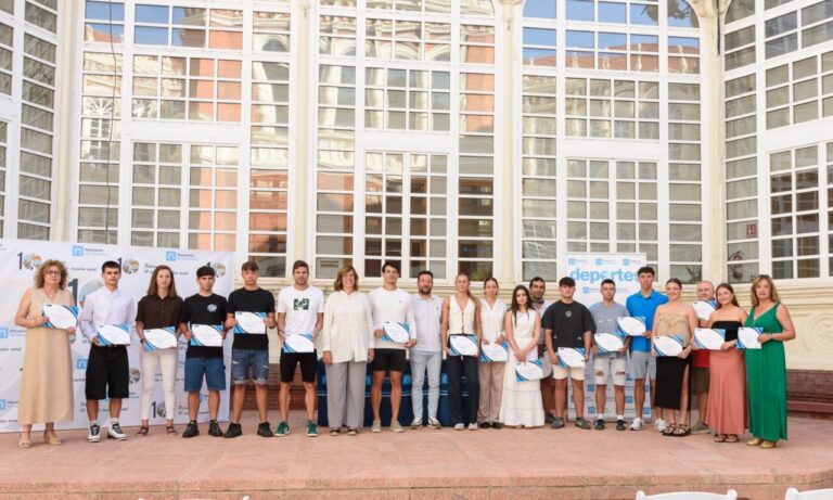 Grupo de deportistas de Palencia con diplomas de becas