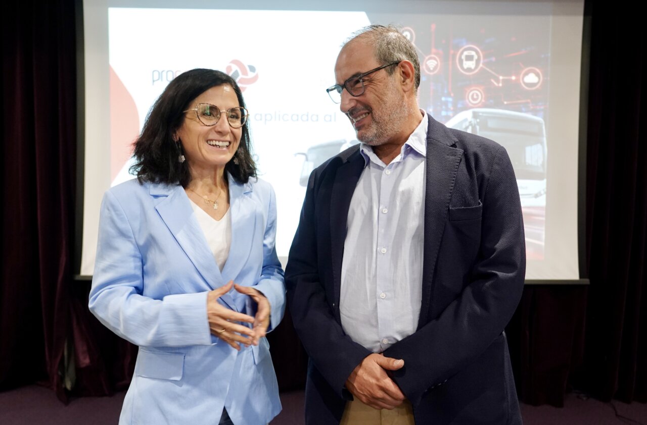 Dos personas conversando sobre el sistema de transporte Buscyl en un evento