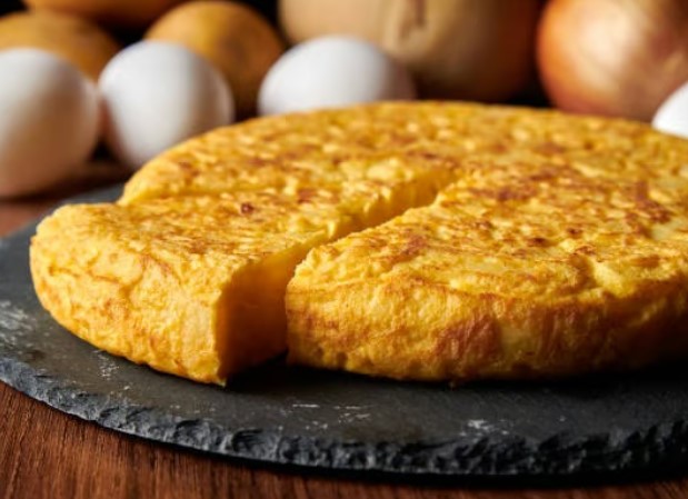 Tortilla de patata servida en Cafetería Stella con ingredientes frescos