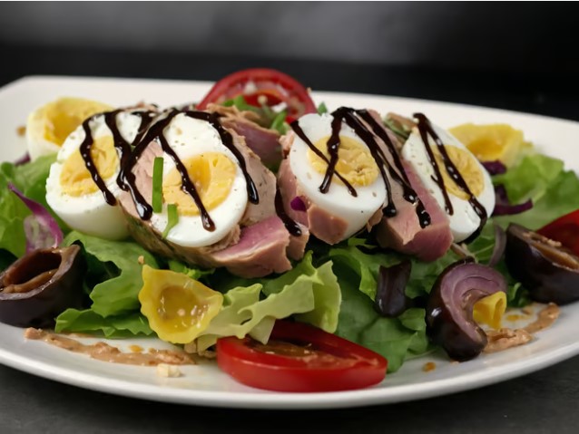 Ensalada fresca con huevo, atún y vegetales coloridos