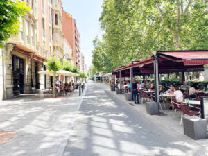 Terraza de la Cafetería Stella en el Paseo del Salón, Palencia.