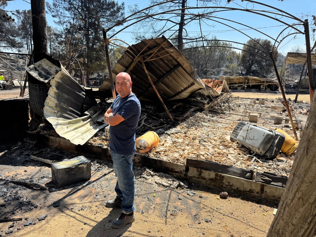 Propietario de camping en Ávila frente a instalaciones destruidas por incendio
