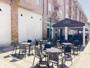 Terraza del restaurante Carelia en Palencia con mesas y sillas vacías