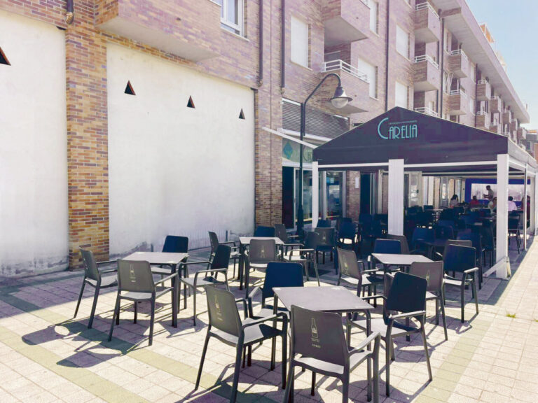 Terraza del restaurante Carelia en Palencia con mesas y sillas vacías